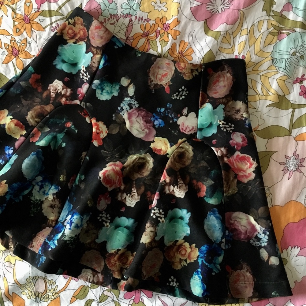 Floral-printed mini skirt